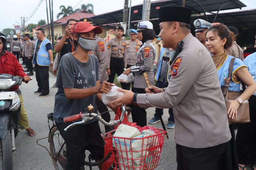*Polresta Deli Serdang Bersama Dengan Polsek Jajaran Berbagi Takjil Kepada Masyarakat*   Bulan suci Ramadhan menjadi momentum istimewa untuk berbagi k