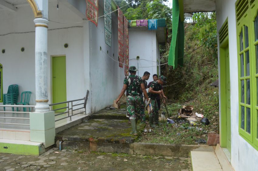 Satgas TMMD ke-123 Bersihkan Masjid di Palas, Wujud Nyata Kepedulian di Bulan Ramadhan
