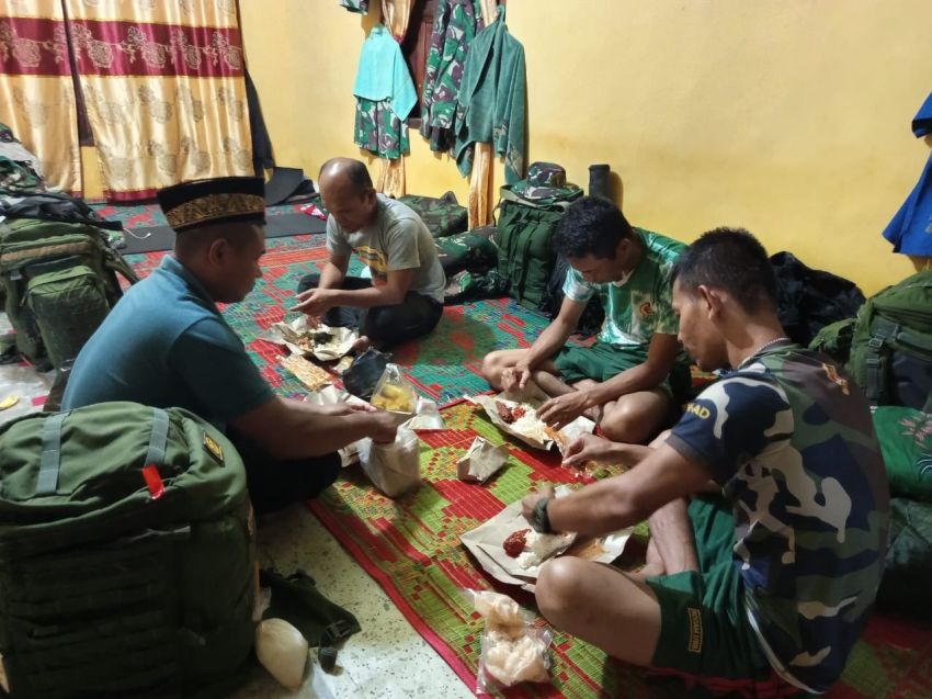 Sahur Penuh Makna: Kebersamaan Satgas TMMD ke 123 dan Warga Desa yang Menyentuh Hati di Bulan Ramadhan
