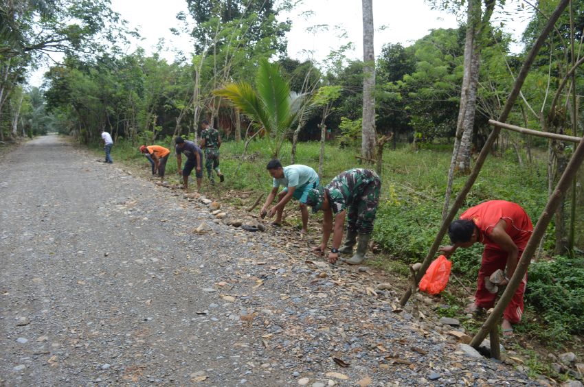 Perjuangan Tanpa Lelah, Personil TMMD ke-123 Kodim 0212/Tapsel Bangun Jalan Demi Masa Depan Warga