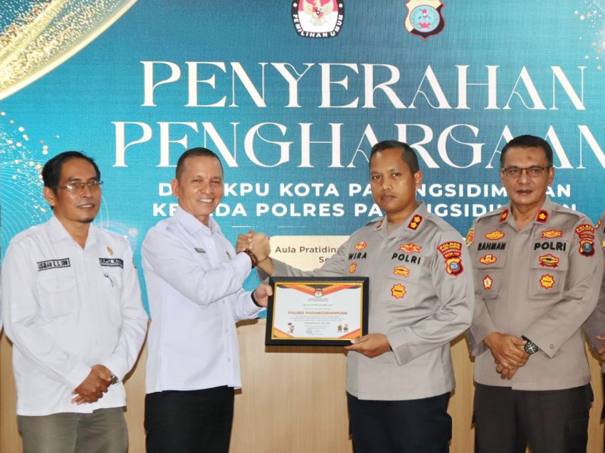 AKBP Dr Wira Prayatna Terima Penghargaan dari KPU Kota Padangsidimpuan atas Keberhasilan Pengamanan Pemilu