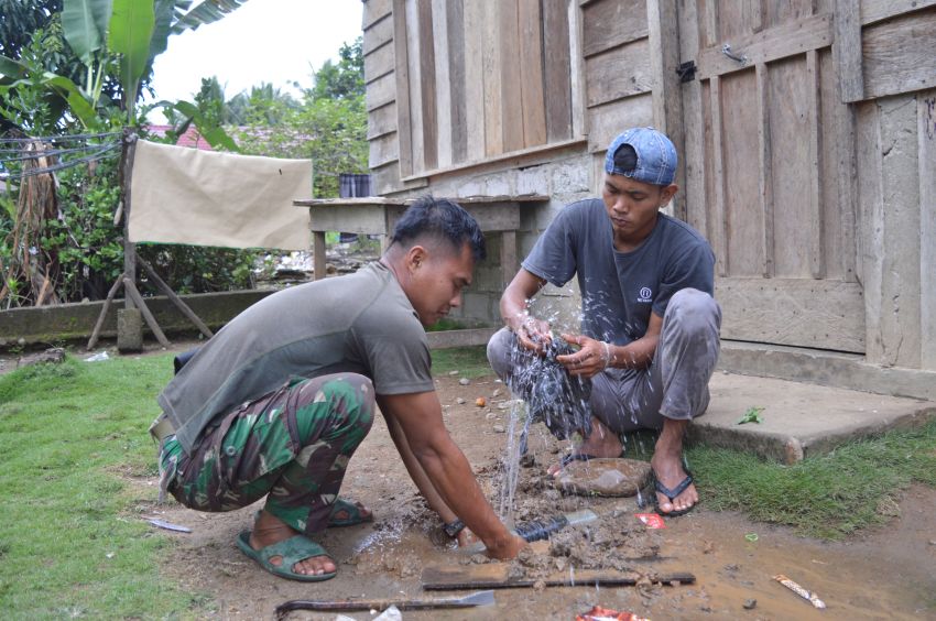 TNI Hadir untuk Kebutuhan Warga, Satgas TMMD ke-123 Kodim 0212/Tapsel Perbaiki Pipa Bocor di Desa Pintu Padang Palas