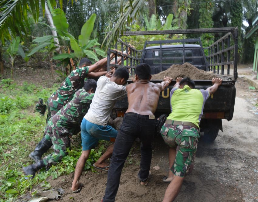 Satgas TMMD Ke-123 Kodim 0212/Tapsel Bantu Warga Terperosok, Bukti Nyata Kepedulian TNI di Desa Simanuldang Palas