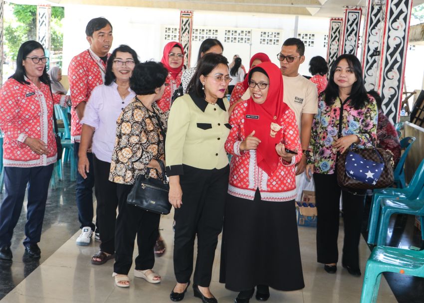 Ketua TP PKK menghadiri kegiatan Pemeriksaan Kesehatan Gratis dan Donor Darah di Balai Bolon Lapangan Adam Malik