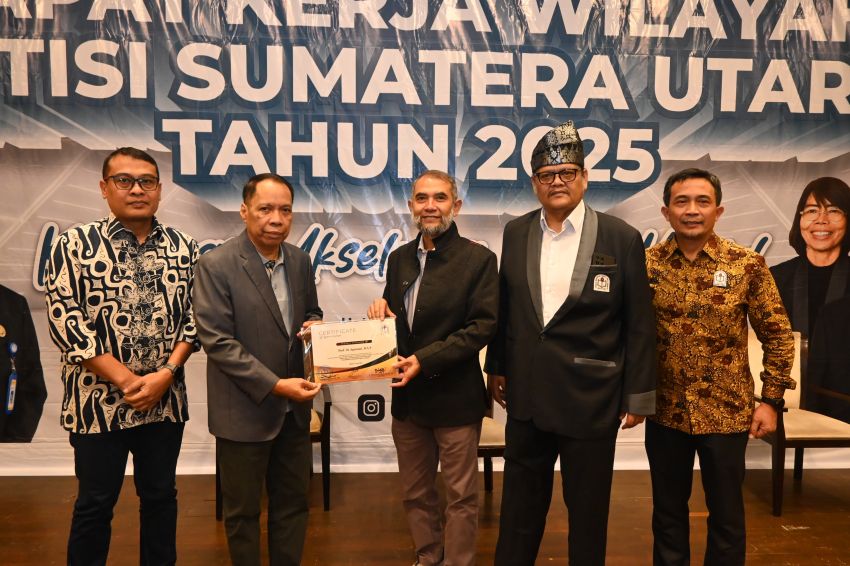 Rektor UMSU Terima Award "Best Inspiring Leader" APTISI Sumut
