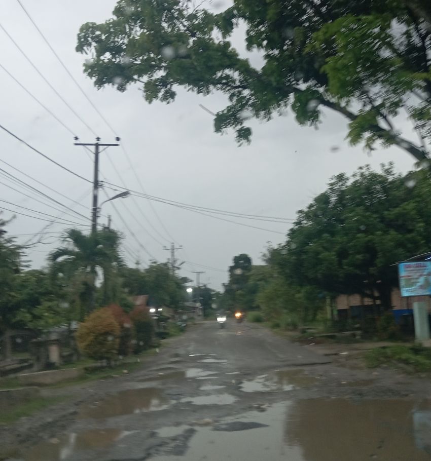 Jalan Besar Lingga Tiga Hancur Lebur, Kadis PUPR Labuhanbatu Tak Peduli