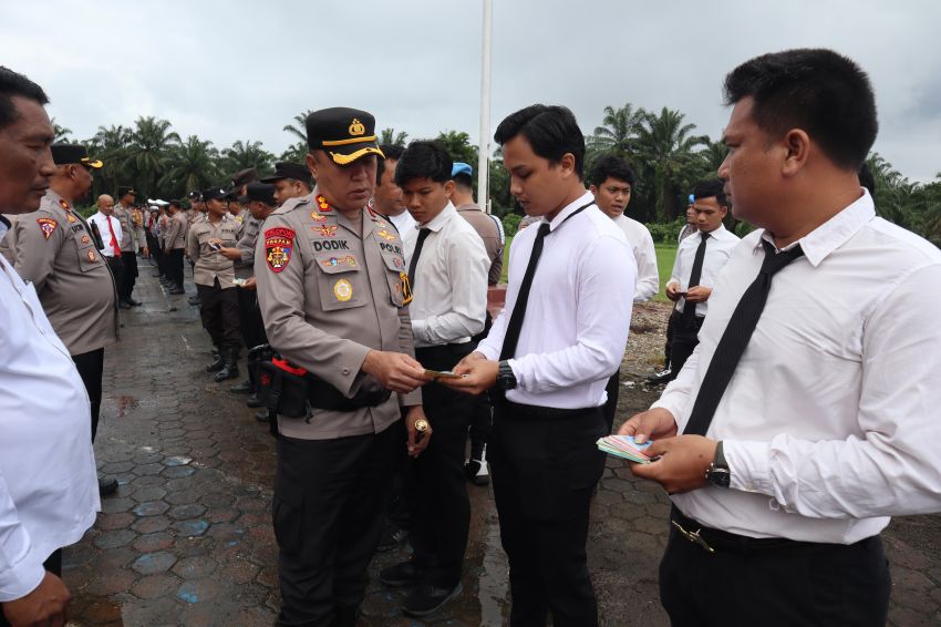 AKBP Dodik Yuliyanto Pimpin Apel Pagi Perdana, Periksa Kerapian Dan Kelengkapan Personil Polres Palas