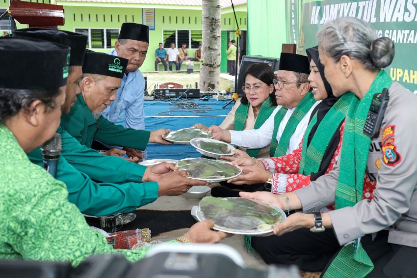 Wali Kota menerima upa-upa di acara Halal Bihalal Al Jam'iyatul Washliyah