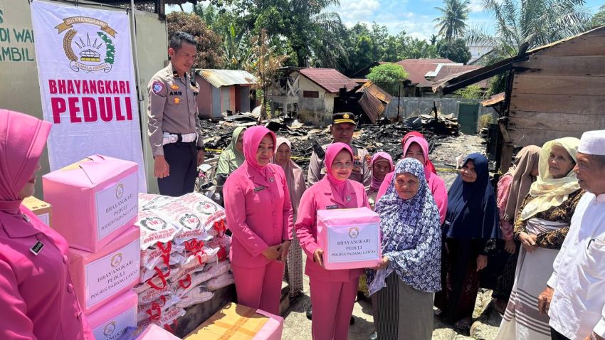 Polres Palas Dan Ketua Bhayangkari Cabang Padang Lawas Serahkan Bansos Terhadap Masyarakat Korban Kebakaran