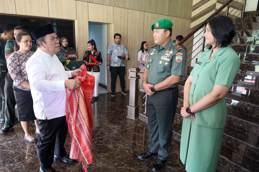 Wali Kota menghadiri acara tradisi pelepasan Danrem 022/Pantai Timur Brigjen Tagor Rio Pasaribu SE, berlangsung di di Makorem 022/PT