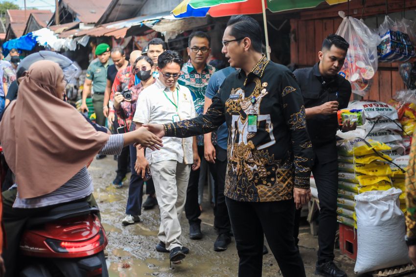 Tinjau Pasar Simalingkar Terkait Keluhan Masyarakat, Rico Waas: Besok Normalisasi Drainase Dilakukan