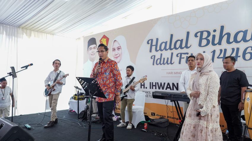 Bawakan Lagu Wali, Rico Waas Dapat Aplaus Meriah di Halalbihalal Rumah Wakil Ketua DPRD Sumut