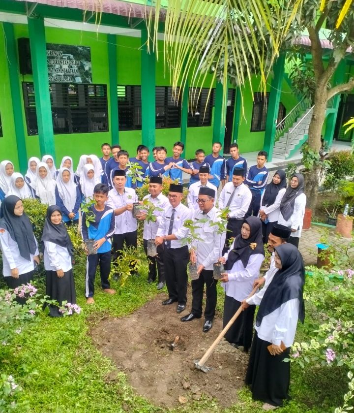 Peringati Hari Bumi Ke 55, MAN 2 Deli Serdang Kompak Tanam Pohon Matoa.