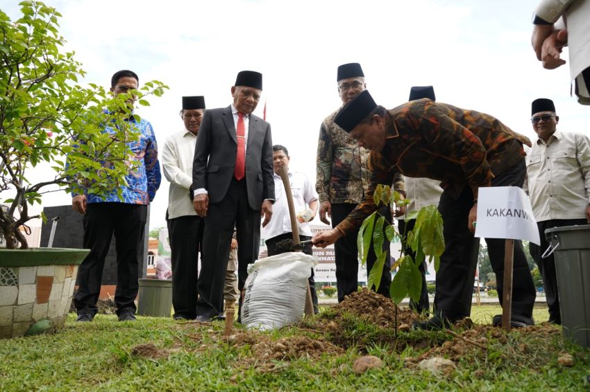 Kakanwil Kemenag Sumut Bersama Wagubsu Sukseskan Gerakan Penanaman 1 Juta Pohon Matoa
