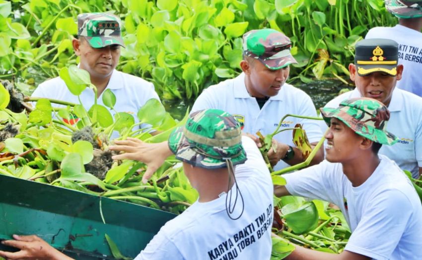 TNI AD bersama masyarakat bergotong royong membersihkan eceng gondok
