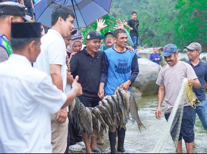 Bupati Solok Jon Firman Pandu Hadiri Kegiatan "Manjalo Ikan" di Jorong Lubuak Muaro Nagari Sungai Abu