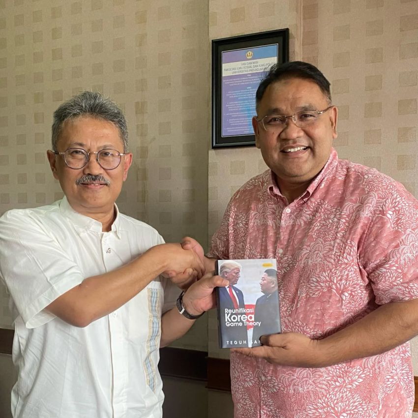 Dr. Teguh Santosa Bersilaturahim dengan Para Promotor Disertasi, Serahkan Buku “Reunifikasi Korea: Game Theory”