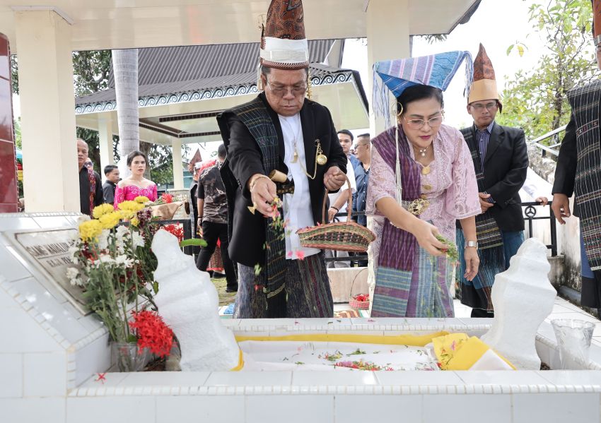 Wali Kota berziarah ke makam Raja Siantar, Sang Naualuh Damanik, di Desa Senggoro Kecamatan Bengkalis Kabupaten Bengkalis Provinsi Riau