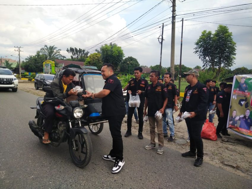 DPC GRIB Jaya Padang Lawas Bagikan Ratusan Paket Takjil, Wujud Kepedulian di Bulan Suci Ramadan