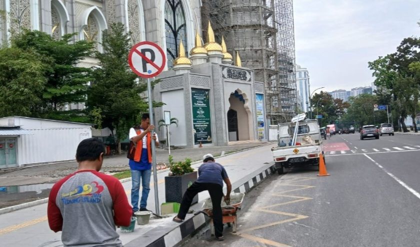 Dishub Medan Pasang Rambu Larangan Parkir di Depan Masjid Agung