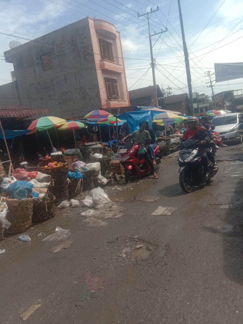 Mohon Perhatian Bupati Maya,  Pekan Sigambal Semrawut, Jalan Rusak Parah