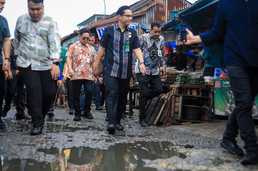 Tinjau Jalan Rusak dan Tanah Amblas di Pasar Induk Lau Cih, Rico Waas: Minggu Depan Jalan Akan Diperbaiki