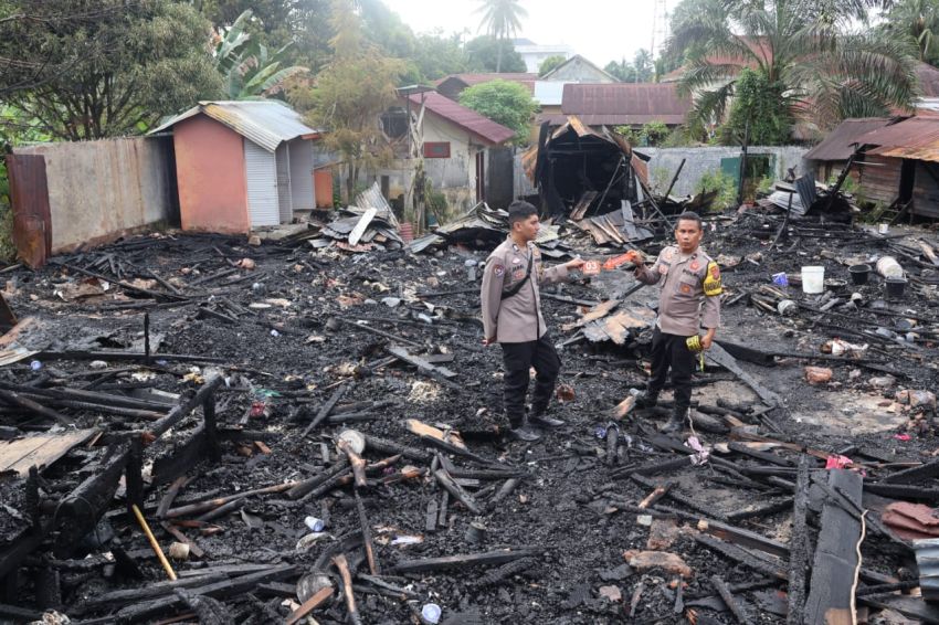 Tim Unit Identifikasi Polres Palas Cek dan Olah TKP Kebakaran Panti Jompo dilingkungan I Pasar Sibuhuan