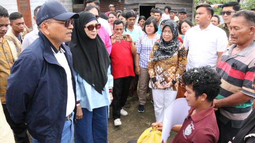 Kunjungi Korban Musibah Kebakaran di Kecamatan Raya, Bupati Simalungun Berikan Bantuan