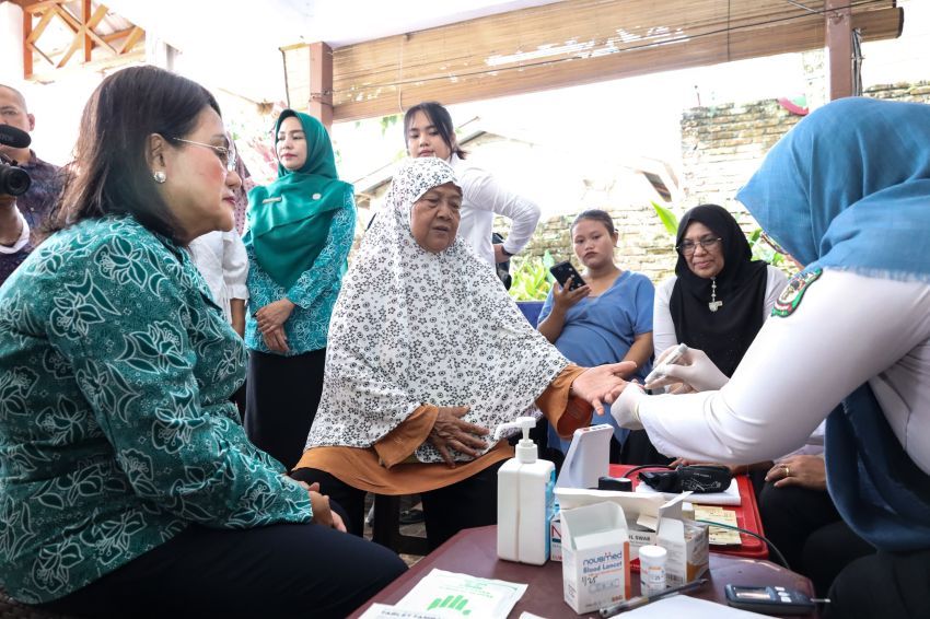 Ketua TP PKK melakukan inspeksi Test IVA Posyandu C1/03