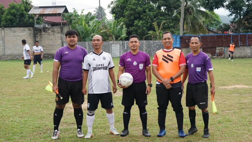 AKBP Dr Wira Prayatna Pimpin Kesebelasan Tim Polres Padangsidimpuan saat Berhadapan Lapas Kelas IIB, "Program Sehat Bersama Kapolres"