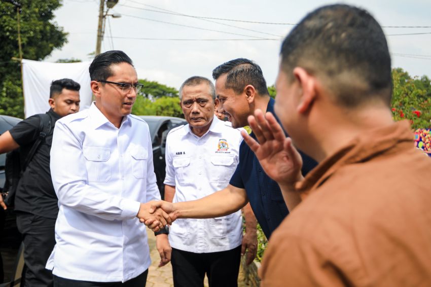 Jalankan Program Urban Farming, Rico Waas Serahkan Mandat Kepada Koordinator Kecamatan Tani Merdeka Indonesia