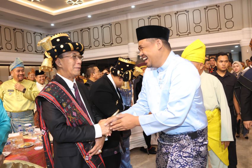 Dengan Pakaian Adat Tradisional Bupati Tapsel Hadiri Musrenbang Tingkat Provinsi.