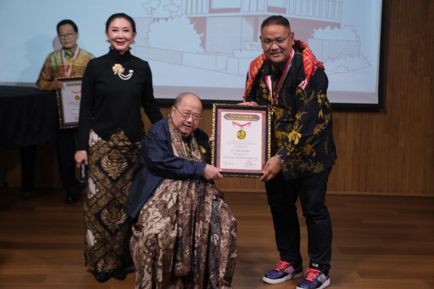 Jaya Suprana Serahkan Sertifikat Rekor MURI Terbaru, Ketum JMSI Raih Anugerah Mahakarya Kebudayaan