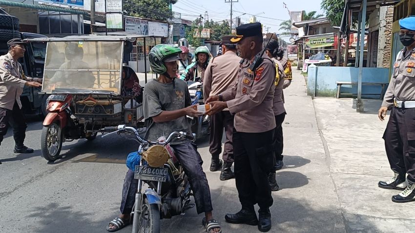 Dipimpin Kompol Daulat Simamora, Polsek Patumbak "Jumat Barokah" Berbagi Kepada Masyarakat