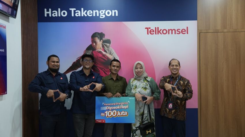Telkomsel Serahkan Hadiah Grand Prize Rp100 Juta Program Digosok Hepi kepada Pelanggan di Aceh