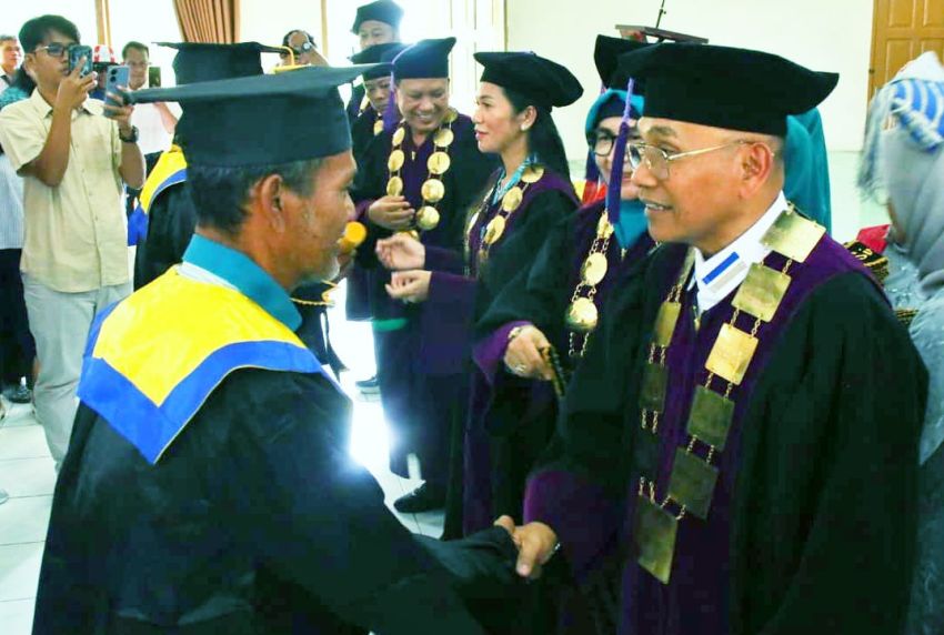 Bupati Simalungun Lakukan Wisuda Bagi Peserta Sekolah Lansia Tangguh Nagori Siantar Estate Kecamatan Siantar Standard 1