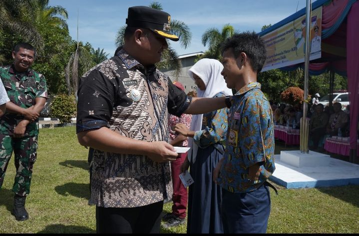 Wakil Bupati Asahan Serahkan BPJS Kesehatan Gratis dan KIP di 8 Kecamatan