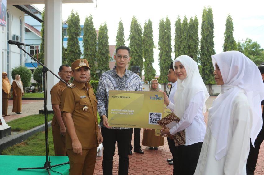 Walikota Lhokseumawe Sayuti Abubakar serahkan SK CPNS secara simbolis sebanyak 235 orang untuk formasi 2024.