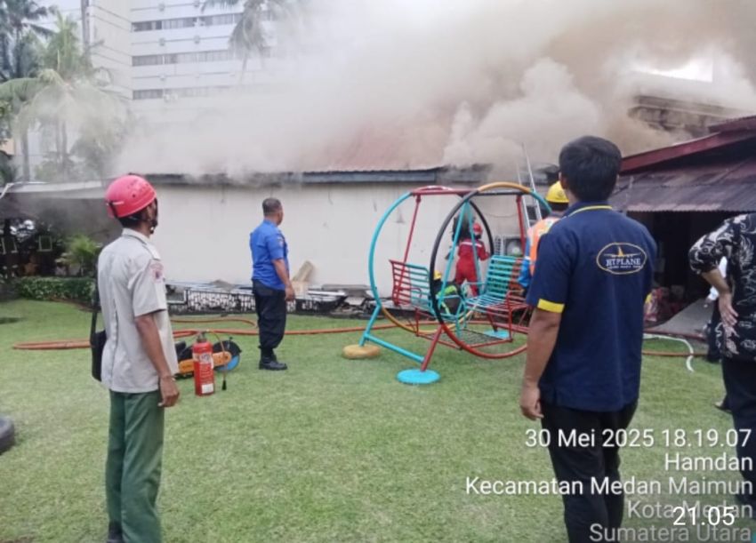Kafe Live Music Urban Terbakar