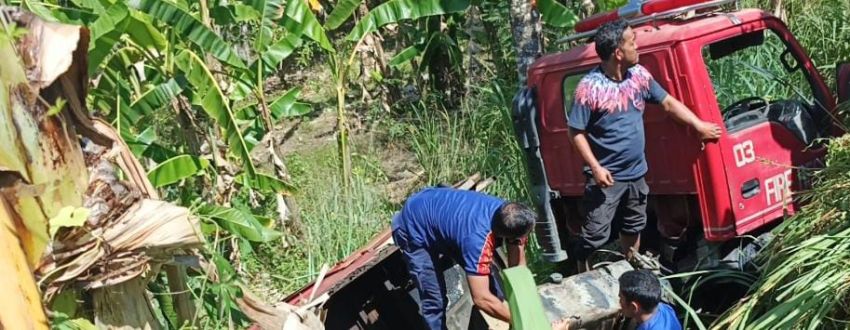 Mobil Damkar Padangsidimpuan Tergelincir Hingga Akhirnya Terguling Saat Bertugas, Sopir Alami Luka Ringan