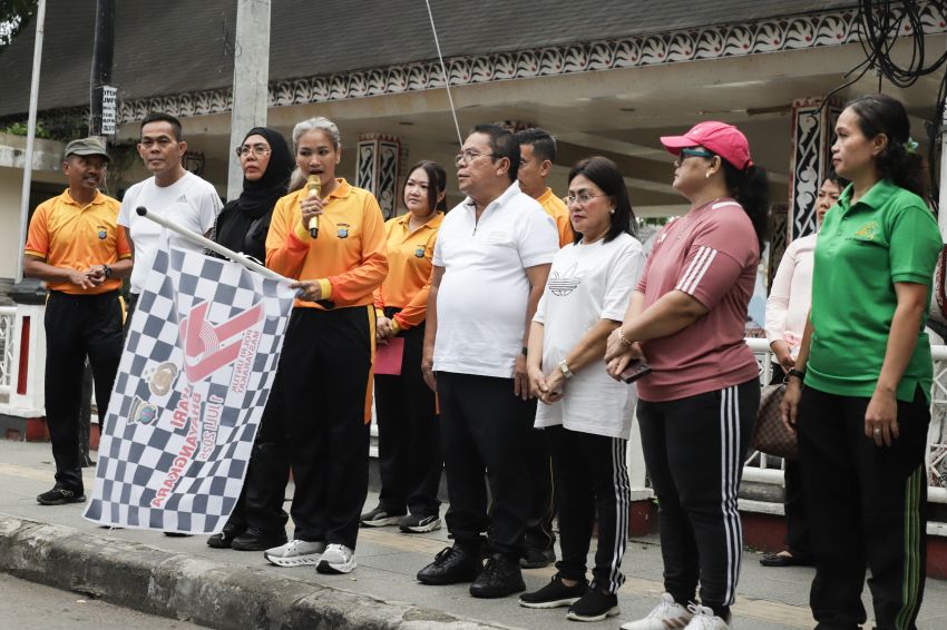 Wali Kota menghadiri olahraga bersama dalam rangka menyambut Hari Bhayangkara ke-79 pada 1 Juli 2025, Polres Pematangsiantar