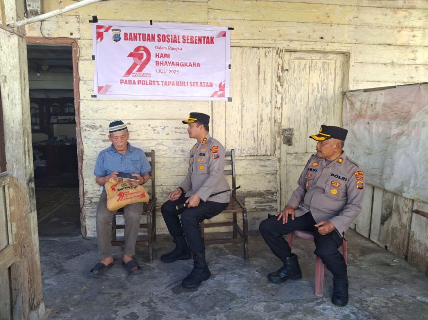 AKBP Yasir Ahmadi Serahkan Bantuan Sosial kepada Purnawirawan Polri dalam Rangka HUT Bhayangkara ke 79 di Pasar Sipirok Tapsel
