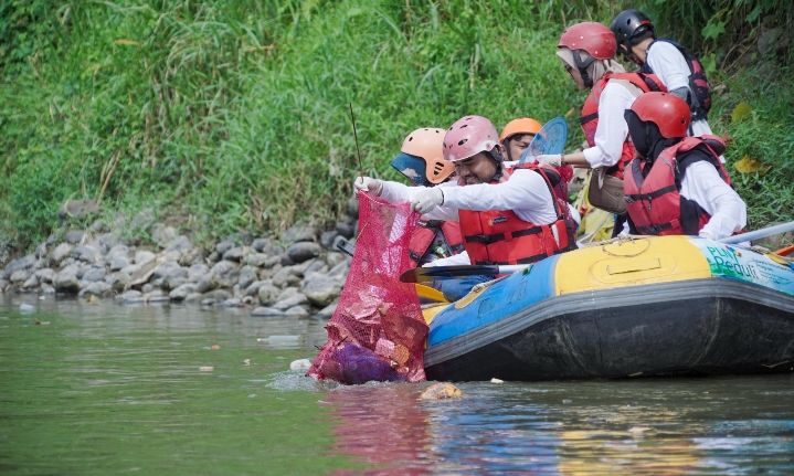 Gelar Aksi Zero Waste Warriors, PLN UID Sumatera Utara Bersihkan Sampah di Sungai Deli