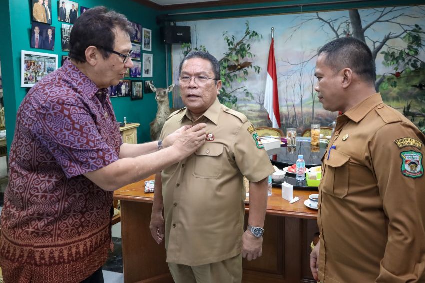 Rahmat Shah Menyematkan Pin PKBSI kepada Walikota