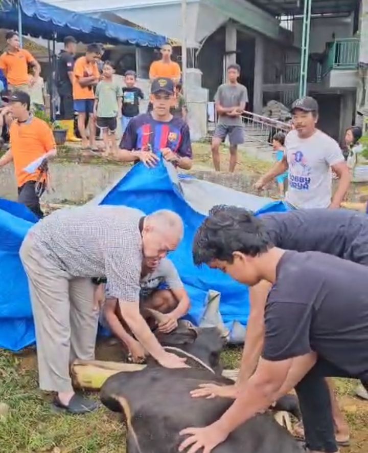 Kadis Sosial Sumut Dr. H. Asren Nasution Berkurban dan Berbaur dengan Warga Gedung Johor
