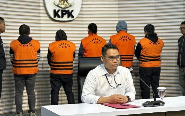 Pakai Rompi Oranye, Kadis PUPR Sumut Topan Ginting Resmi Ditahan KPK