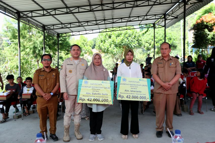 Pemkab Pakpak Bharat Serahkan Paket Bantuan Sosial