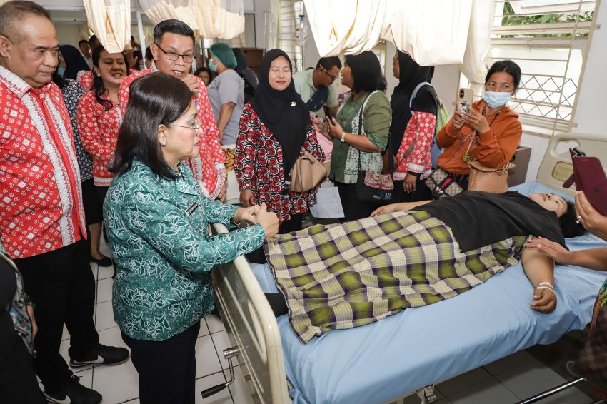 Ketua TP PKK meninjau pelayanan KB Medis Operasi Wanita (MOW) di RSUD dr Djasamen Saragih
