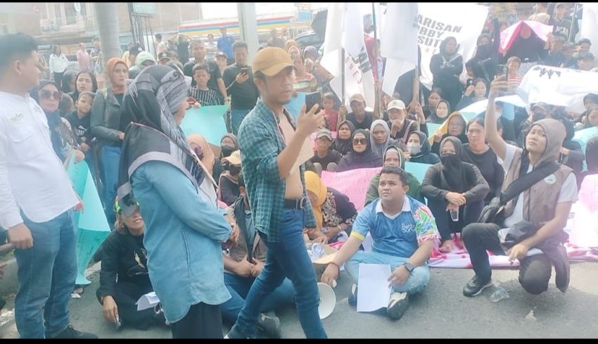 Relawan Bobby Nasution Unjuk Rasa di Polda Sumut.