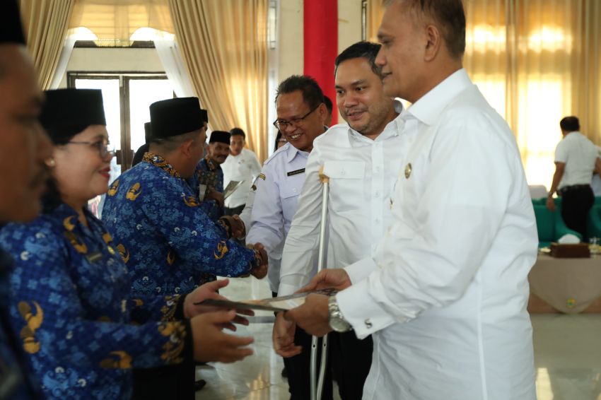 Bupati Bersama Wabup Pakpak Bharat Menyerahkan 156 SK PPPK